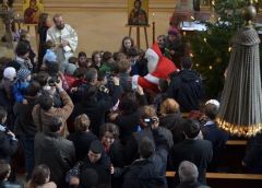 Moș Crăciun în mijlocul copiilor - 2012